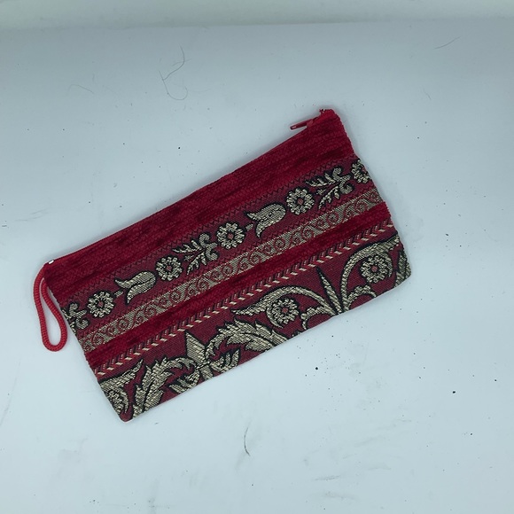 “VINTAGE” Tapestry and Crushed Velvet Red and Gold Patterned Pouch. - Picture 3 of 9